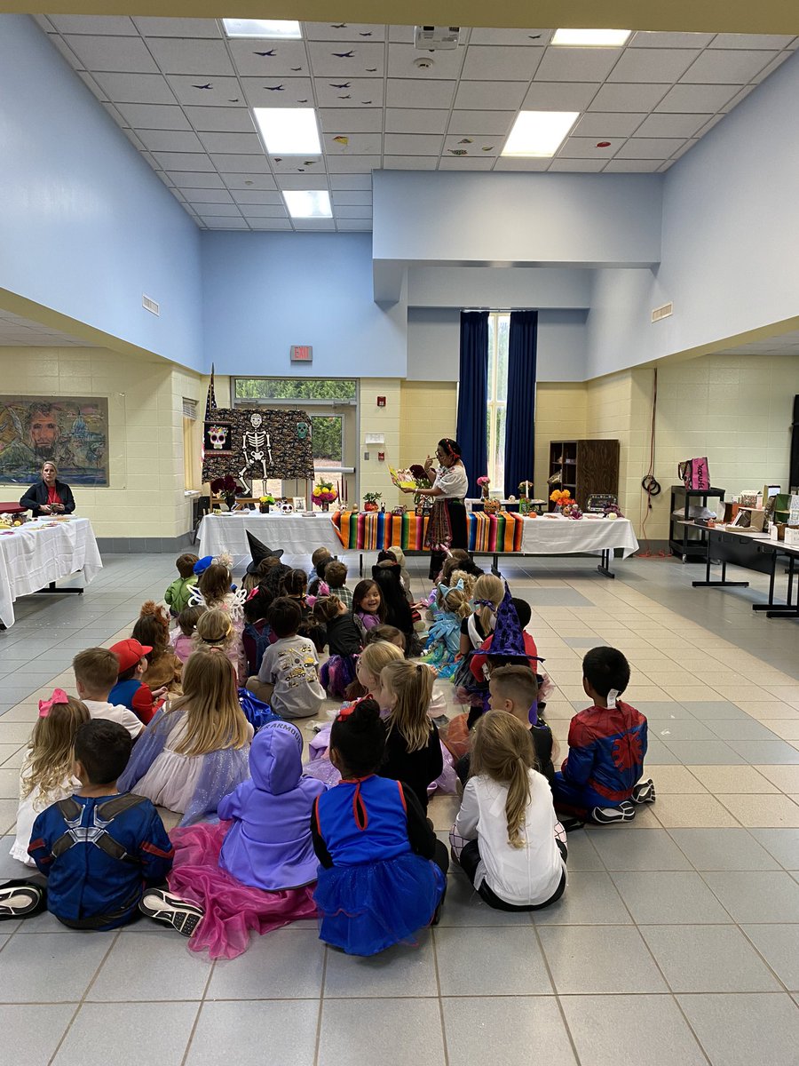 Día de Los Muertos FE Burleson style. Hartselle <a href="/SchoolBurleson/">Burleson School</a> @el_mlee