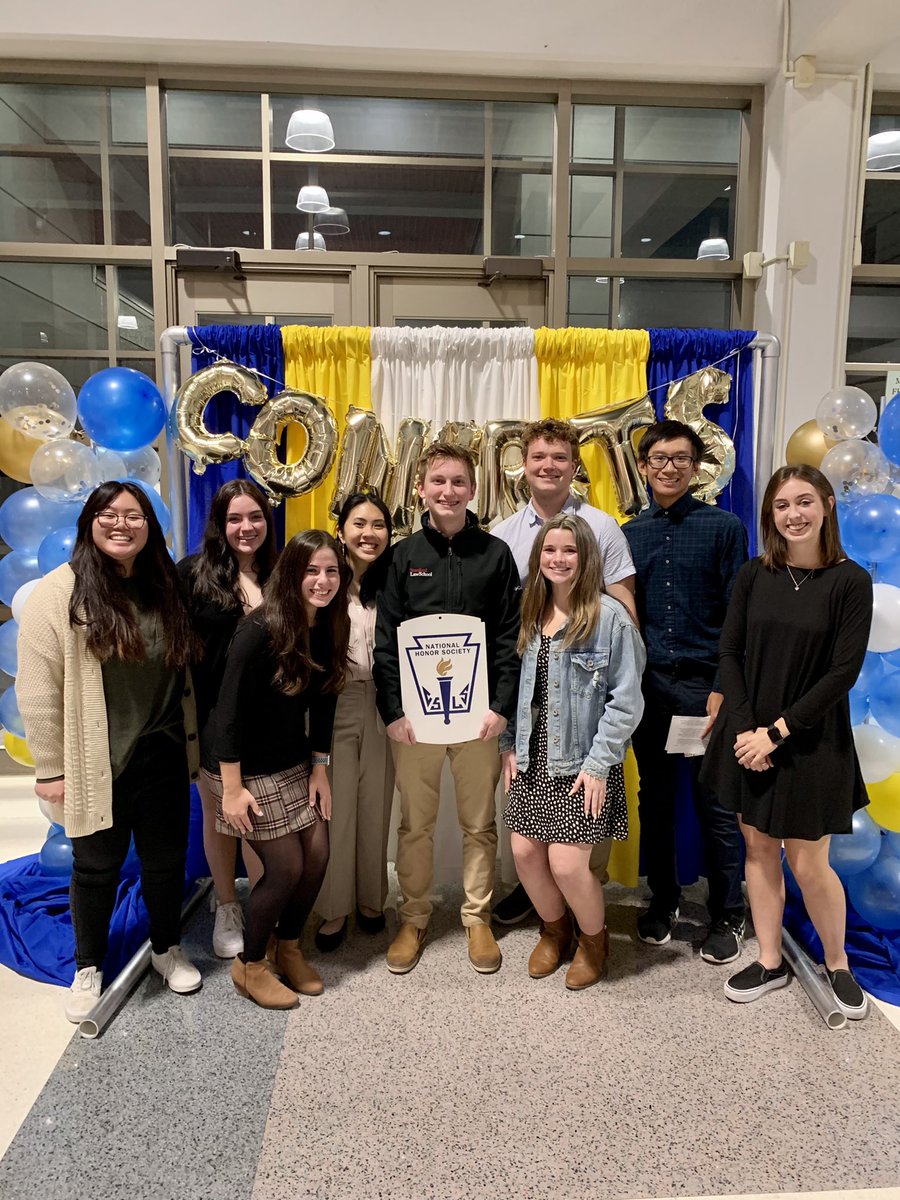 RHSNHS6's tweet photo. Here’s a picture of our senior officers, followed by a picture with some of our junior officers, taken tonight at the sophomore induction! We loved getting to welcome the sophomores into NHS here at Rockwall! https://t.co/NNW9vq4bzd