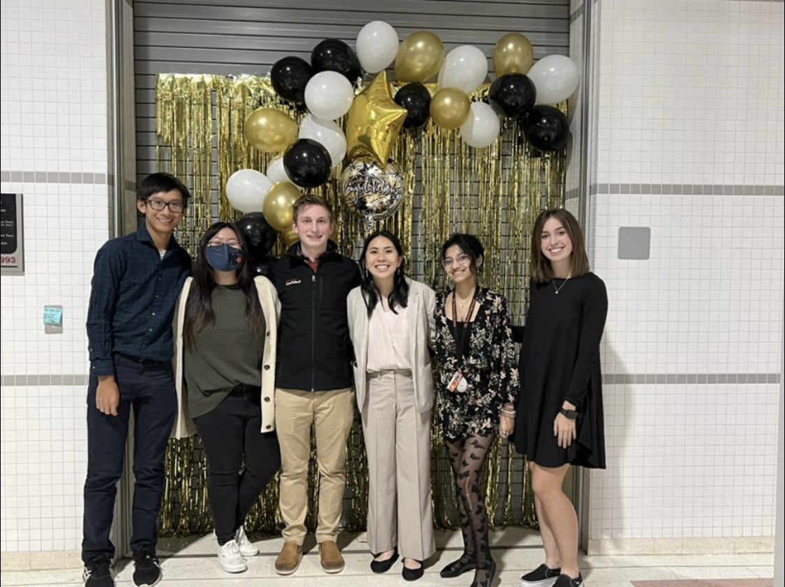 RHSNHS6's tweet photo. Here’s a picture of our senior officers, followed by a picture with some of our junior officers, taken tonight at the sophomore induction! We loved getting to welcome the sophomores into NHS here at Rockwall! https://t.co/NNW9vq4bzd