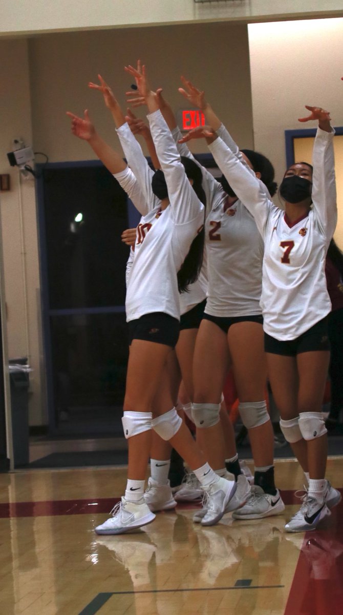OxnardAthletics's tweet photo. Ohana 
#OTown
🐝 
@OxnardVB @OxnardHSASB @ohs_jackets @RichardUrias https://t.co/X2nv9gWcoK
