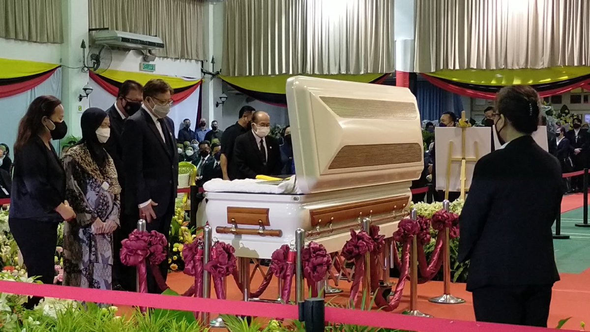 Ketua Menteri Datuk Patinggi Abang Johari Tun Openg hari ini antara yang hadir memberi upacara penghormatan terakhir kepada Timbalan Menteri Datuk Amar Dr James Jemut Masing yang meninggal dunia pada Ahad lalu.