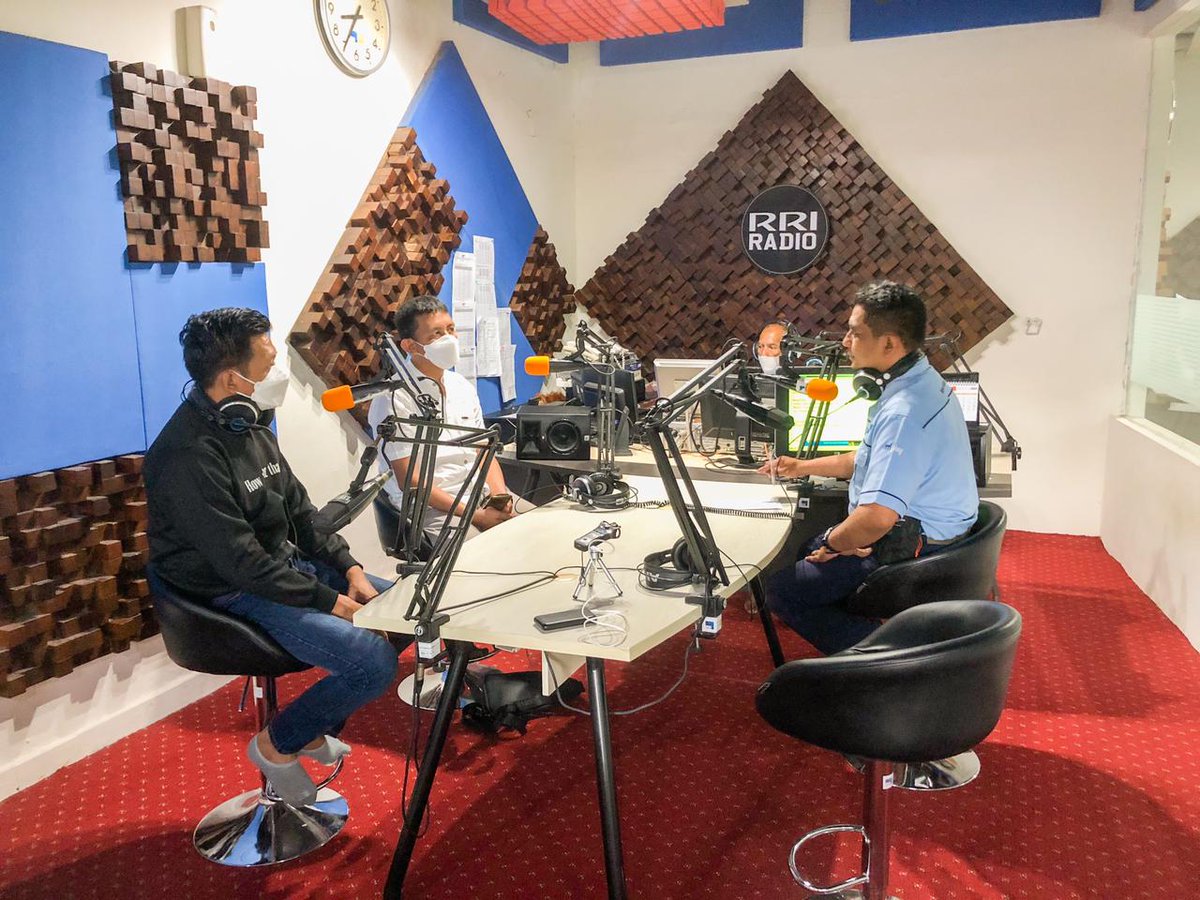 yayasanlekas's tweet photo. .
Talkshow bersama @Rakaditya81 kang Muksin Z.A Ngobrolin terkait HIV dan AIDS bersama RRI 102 FM Bogor.
.
.
.
#talkshow #radiorri #hivaids #yayasanlekas https://t.co/1DLWeSJrJi