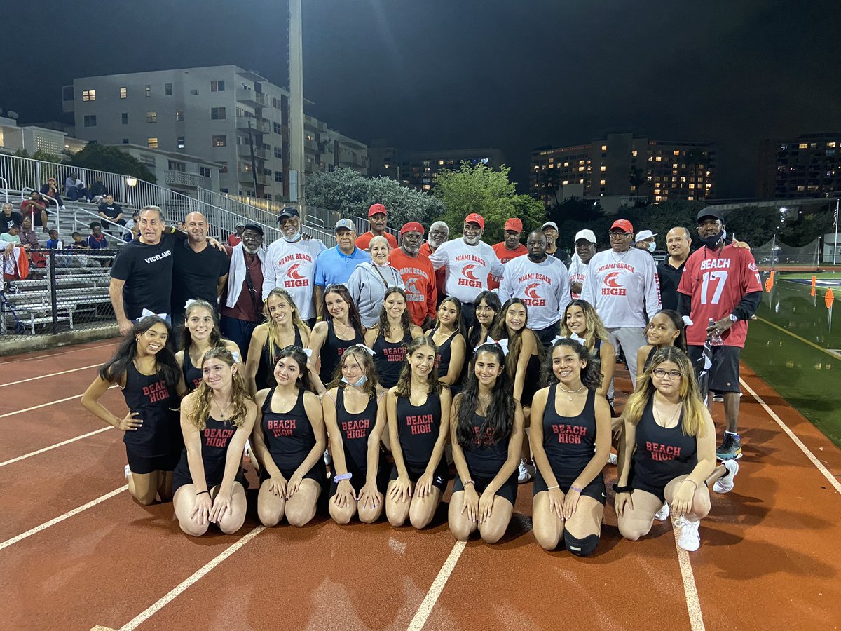 sbuttacavoli1's tweet photo. A true homecoming game with a multitude of generations of Hi- Tides! @luciabaezgeller @MDCPSNorth @MBSHPTSA @DrJRodriguez2 https://t.co/ogIG1BquO0