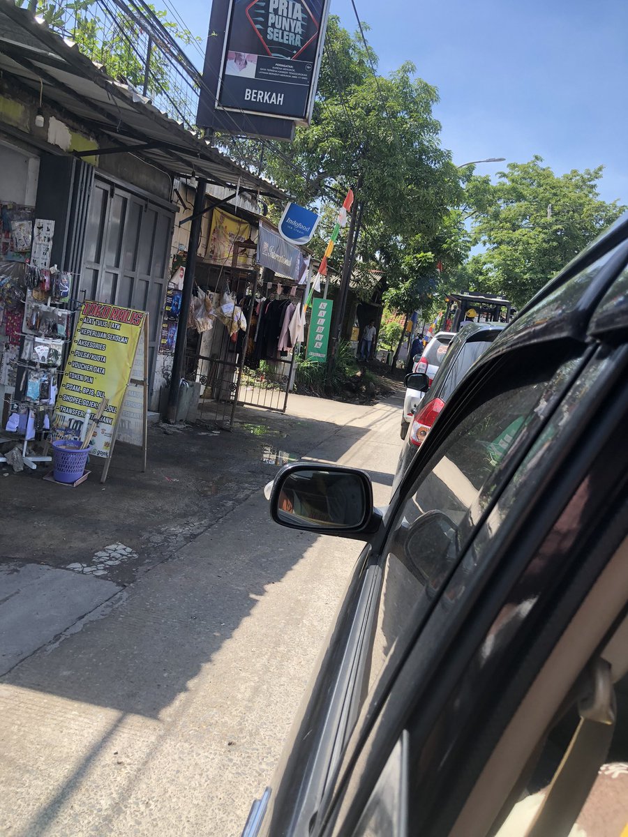 PRFMnews's tweet photo. 09.42 RT @tarythrn: Hindari jalan Gedebage selatan arah ke Sapan/GBLA macett banget https://t.co/Da3lj1OQCa