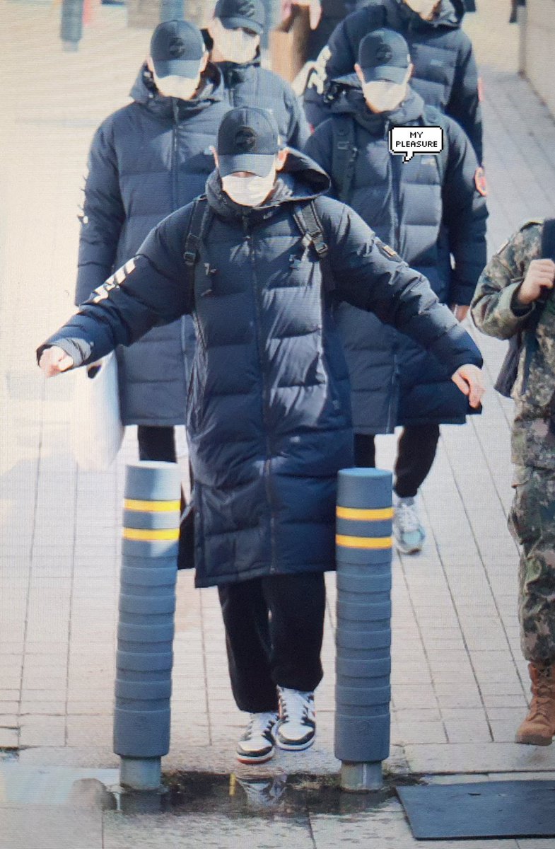 myPCY1127's tweet photo. 211103 #메이사의노래 #라만 찬열이 출근
물웅덩이 있어서 주먹꼭쥐고 핫챠
#CHANYEOL #찬열 #엑소찬열
#EXO #엑소 @weareoneEXO 
#라만_찬열이의_노래 
#MeissingChanyeol https://t.co/VdtBJBOc8Y