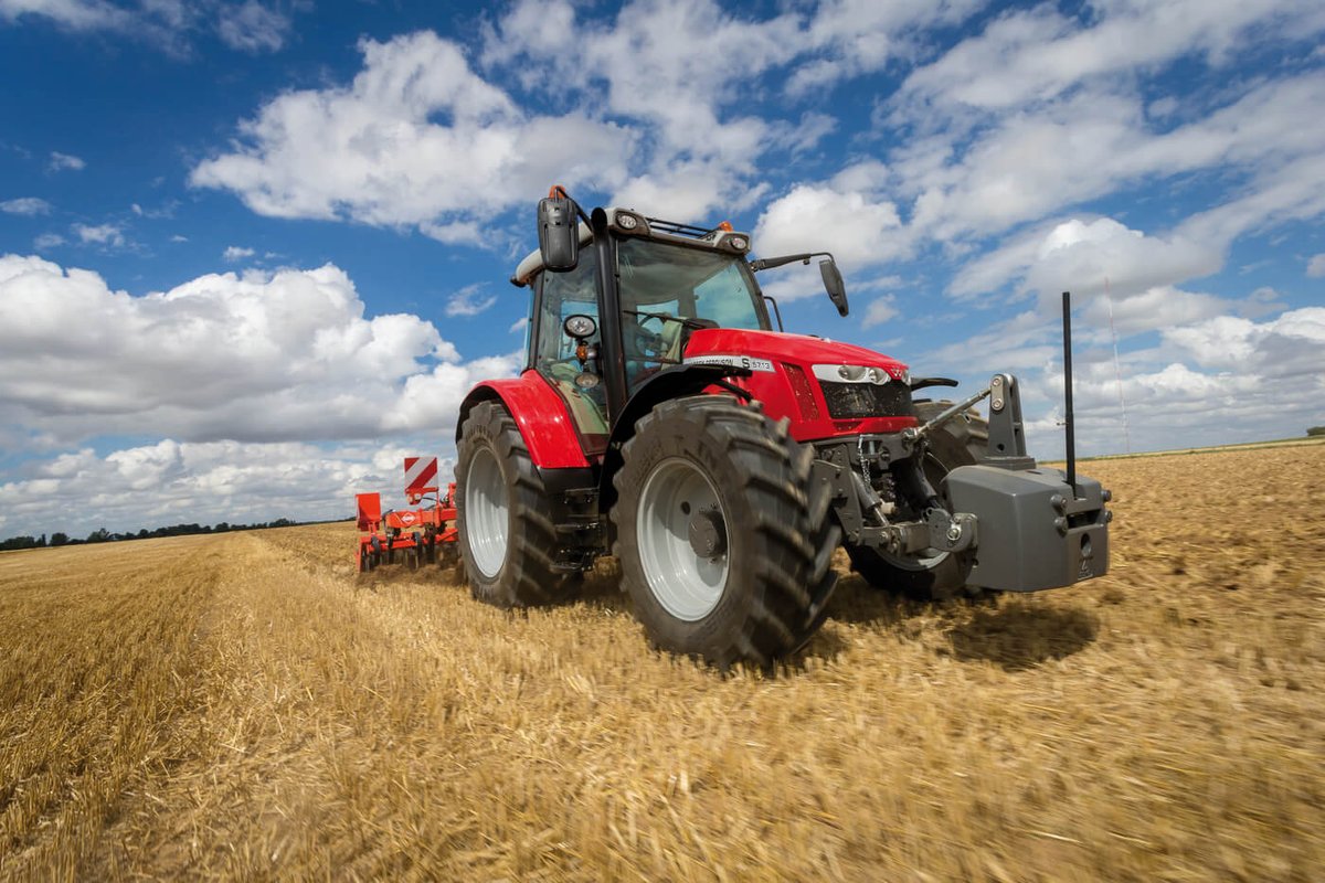 redhandedagency's tweet photo. More than 15,000 tractors were bought in the 2020-21 financial year. Sales data from distributors the ag machinery sector reported that it's the highest numbers in 40 years. The Massey Ferguson 5700 S series and Fendt’s Vario 900 range were among the best sellers. #AgChatOz https://t.co/9eSEq1tPlW