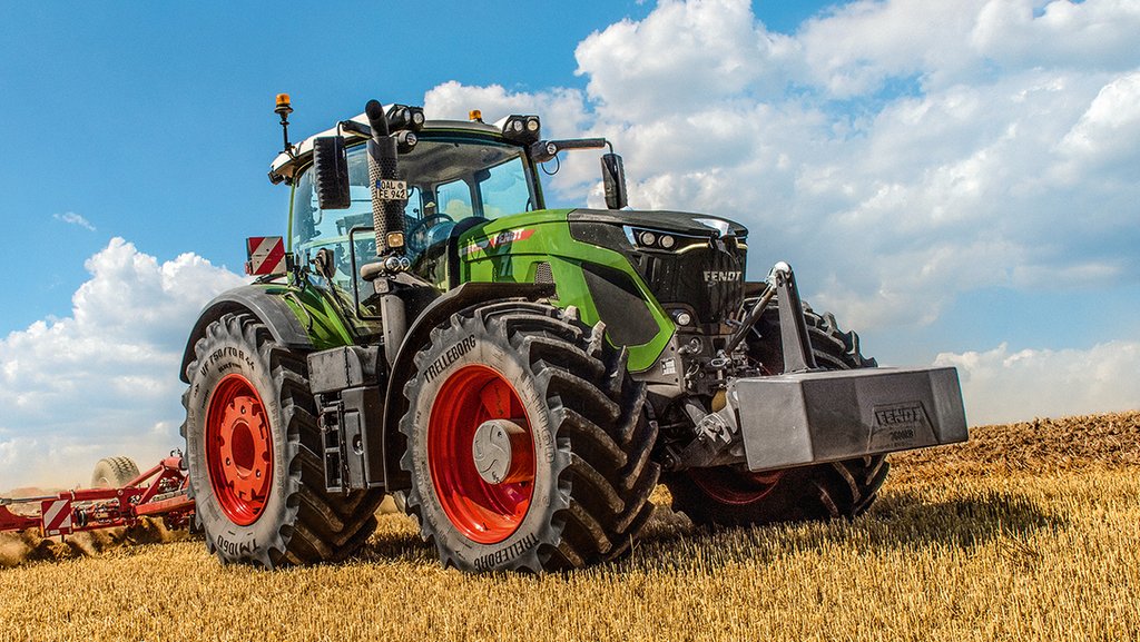 redhandedagency's tweet photo. More than 15,000 tractors were bought in the 2020-21 financial year. Sales data from distributors the ag machinery sector reported that it's the highest numbers in 40 years. The Massey Ferguson 5700 S series and Fendt’s Vario 900 range were among the best sellers. #AgChatOz https://t.co/9eSEq1tPlW