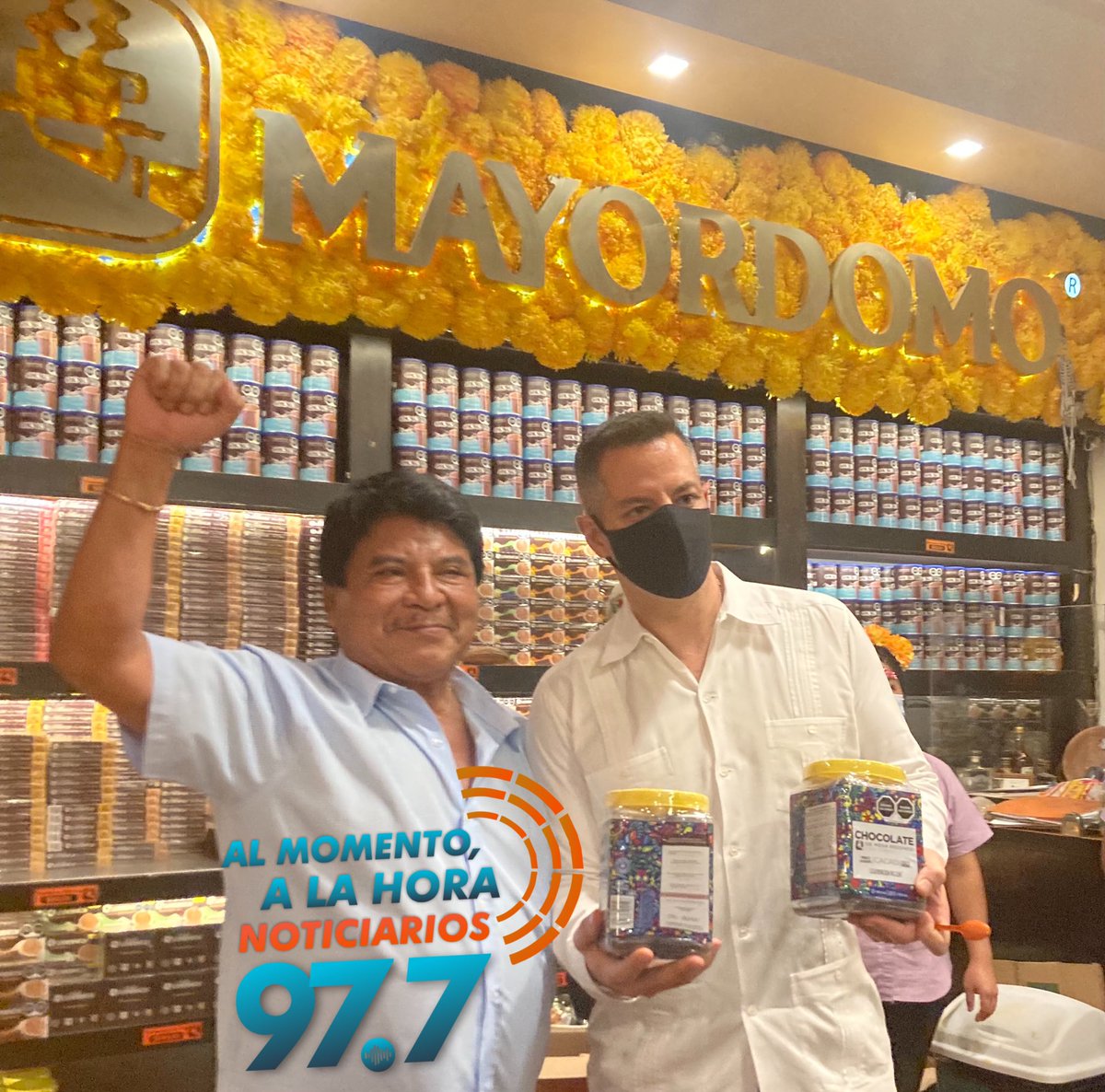 DespiertaOaxWFM's tweet photo. El Gobernador del @GobOax @alejandromurat platicó y tomó un chocolate calientito y espumoso con el fundador de @ChocoMayordomo @ChocoMio_Oaxaca Don Salvador Flores Concha.

Heraldo #Oaxaca📻
@Heliodoro_hcde @JuanCRiveraC 
@fvallejogil @EvielPM @nassarmariana @polux100 @PacoPiza9 https://t.co/VCTuYQroJJ