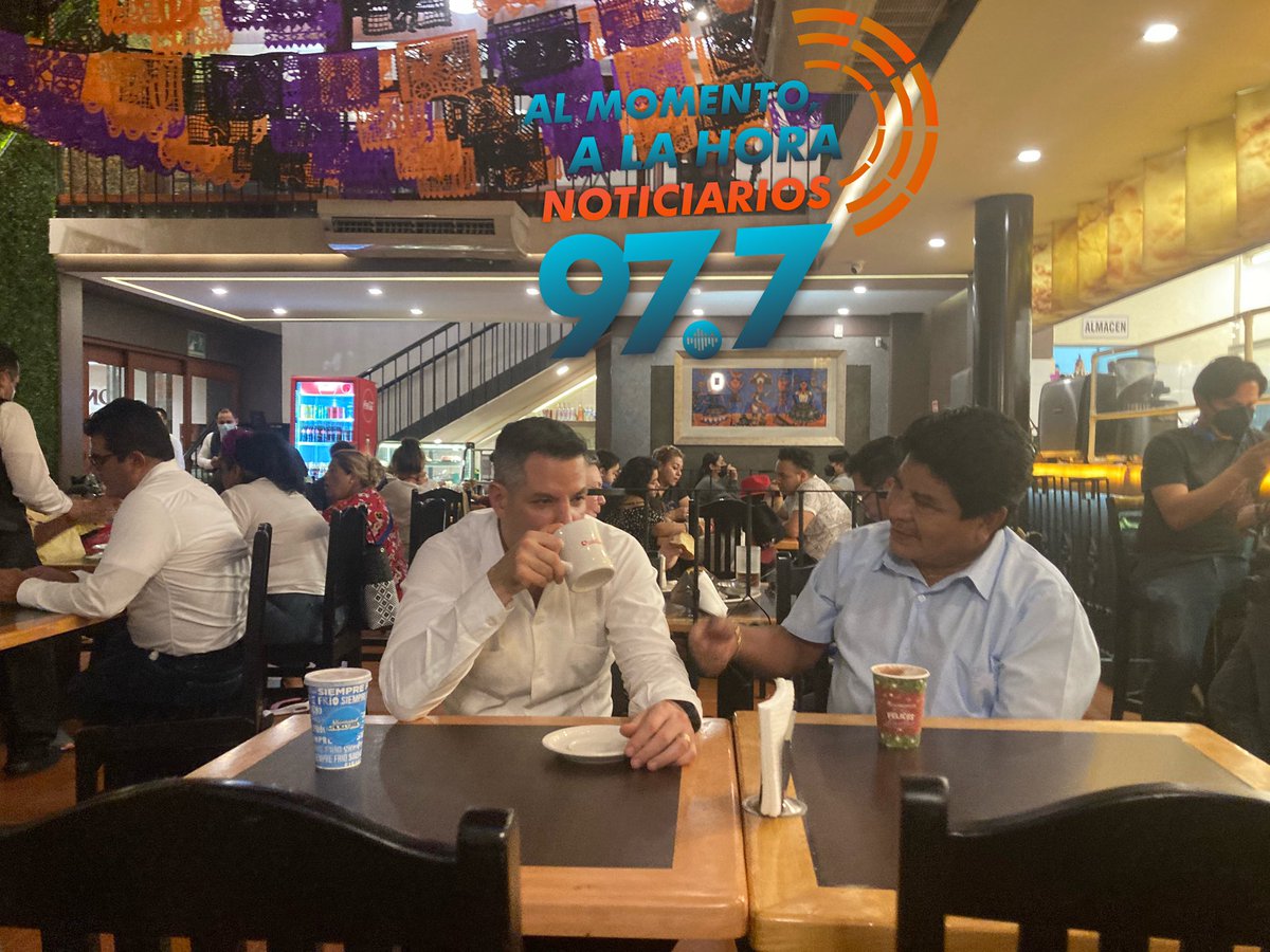 DespiertaOaxWFM's tweet photo. El Gobernador del @GobOax @alejandromurat platicó y tomó un chocolate calientito y espumoso con el fundador de @ChocoMayordomo @ChocoMio_Oaxaca Don Salvador Flores Concha.

Heraldo #Oaxaca📻
@Heliodoro_hcde @JuanCRiveraC 
@fvallejogil @EvielPM @nassarmariana @polux100 @PacoPiza9 https://t.co/VCTuYQroJJ