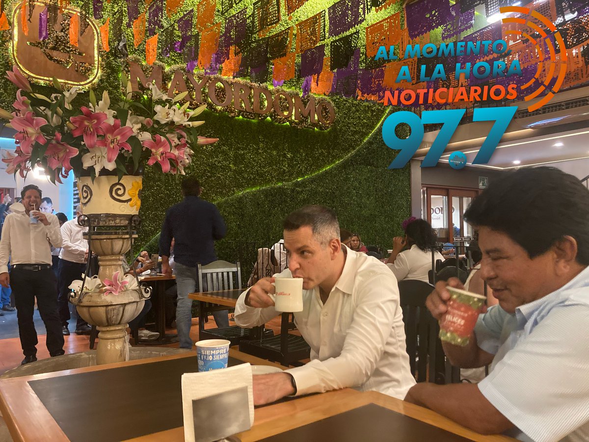 DespiertaOaxWFM's tweet photo. El Gobernador del @GobOax @alejandromurat platicó y tomó un chocolate calientito y espumoso con el fundador de @ChocoMayordomo @ChocoMio_Oaxaca Don Salvador Flores Concha.

Heraldo #Oaxaca📻
@Heliodoro_hcde @JuanCRiveraC 
@fvallejogil @EvielPM @nassarmariana @polux100 @PacoPiza9 https://t.co/VCTuYQroJJ