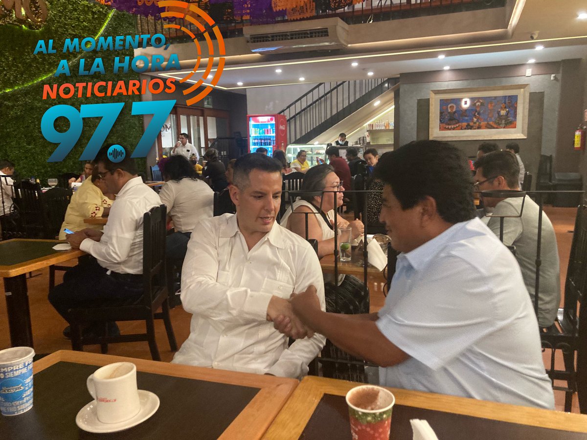 DESPIERTA OAXACA📻 (@despiertaoaxwfm) on Twitter photo El Gobernador del <a href="/GobOax/">Gobierno de Oaxaca</a> <a href="/alejandromurat/">Alejandro Murat</a> platicó y tomó un chocolate calientito y espumoso con el fundador de <a href="/ChocoMayordomo/">Chocolate Mayordomo</a> <a href="/ChocoMio_Oaxaca/">Chocolate Mayordomo</a> Don Salvador Flores Concha.
Heraldo #Oaxaca📻
<a href="/Heliodoro_hcde/">Heliodoro Carlos Díaz E.</a> <a href="/JuanCRiveraC/">Juan Carlos Rivera Castellanos</a>
<a href="/fvallejogil/">Francisco Vallejo</a> <a href="/EvielPM/">Eviel Pérez Magaña</a> <a href="/nassarmariana/">Mariana Nassar Piñeyro</a> <a href="/polux100/">Manuel Vera</a> <a href="/PacoPiza9/">Francisco García</a> El Gobernador del <a href="/GobOax/">Gobierno de Oaxaca</a> <a href="/alejandromurat/">Alejandro Murat</a> platicó y tomó un chocolate calientito y espumoso con el fundador de <a href="/ChocoMayordomo/">Chocolate Mayordomo</a> <a href="/ChocoMio_Oaxaca/">Chocolate Mayordomo</a> Don Salvador Flores Concha.
Heraldo #Oaxaca📻
<a href="/Heliodoro_hcde/">Heliodoro Carlos Díaz E.</a> <a href="/JuanCRiveraC/">Juan Carlos Rivera Castellanos</a>
<a href="/fvallejogil/">Francisco Vallejo</a> <a href="/EvielPM/">Eviel Pérez Magaña</a> <a href="/nassarmariana/">Mariana Nassar Piñeyro</a> <a href="/polux100/">Manuel Vera</a> <a href="/PacoPiza9/">Francisco García</a>