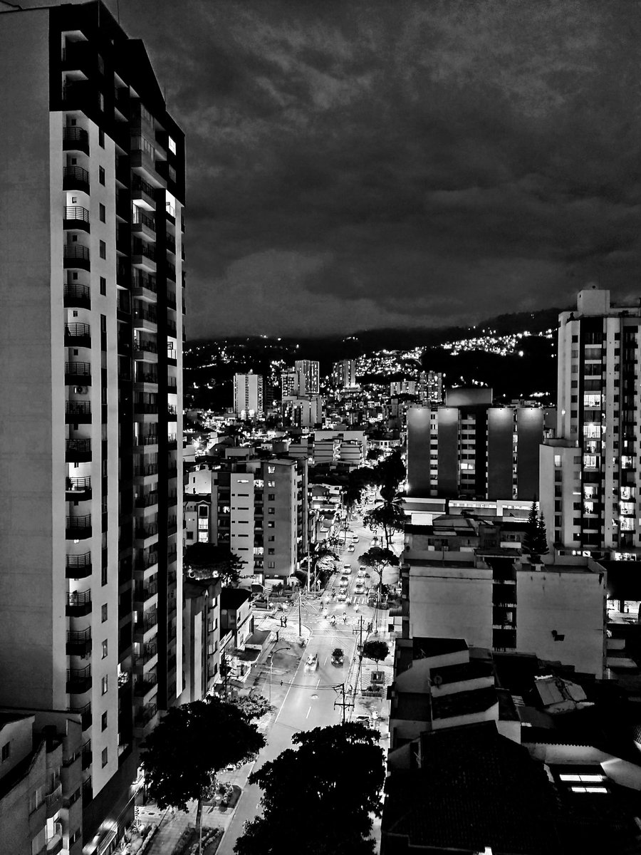 Lo que querría, es verte caminando por ahí, hacer que no te he visto y arrancar un beso cuando te vayas a ir ... 
@pravlenha 
#Bucaramanga