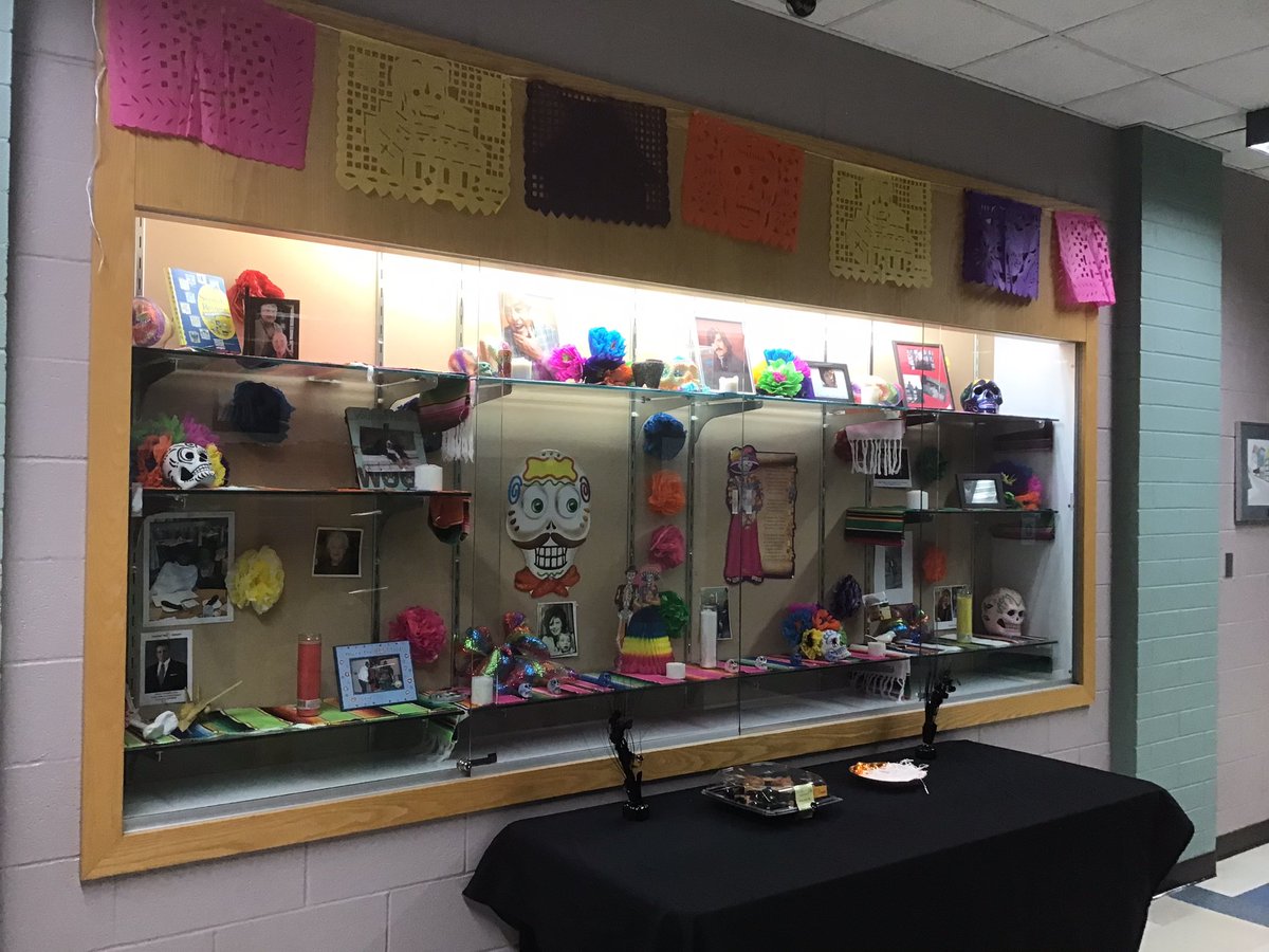 ¡Gracias <a href="/OC_UNITY97/">Opportunity Coalition-UNITY</a> for the beautiful staff offrenda &amp; snacks for Institute Day! <a href="/brooksOP97/">Brooks Middle School</a> #bebrooks <a href="/OakPark97/">Oak Park District 97</a> #WeAreD97