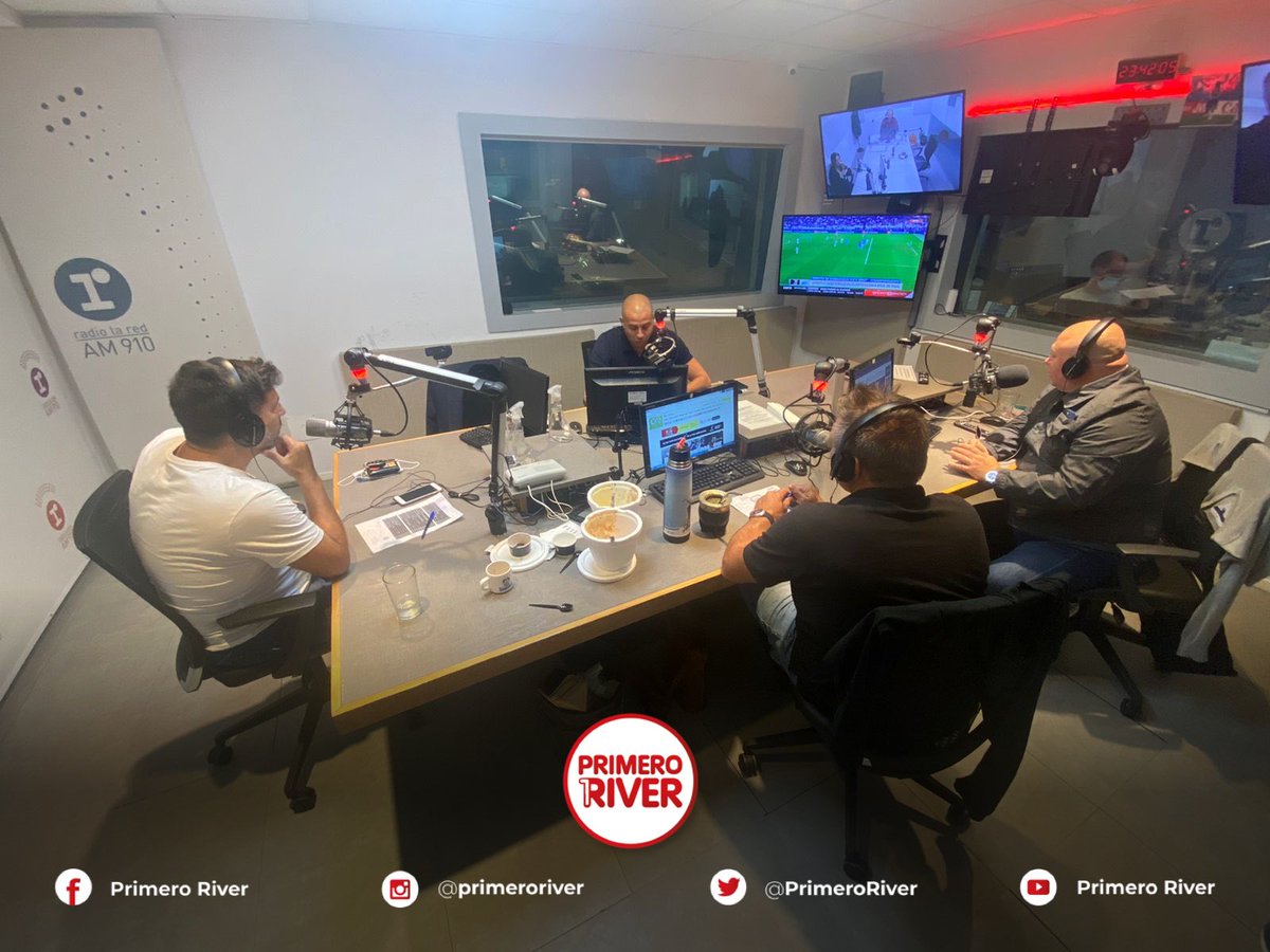 PrimeroRiver's tweet photo. ANTONIO Y DAVID EN RADIO LA RED I Escuchá en vivo a nuestro líder @AntonioCaselli y @Trezegoldavid en el programa “Acá Hay Buen Fútbol” de @radiolared 

https://t.co/p12MI84VE3 https://t.co/oen248IMF0