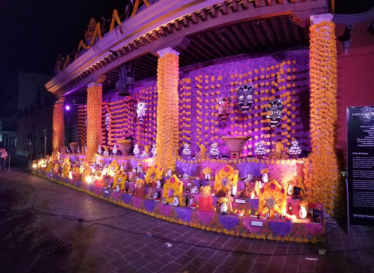 manuelhborbolla's tweet photo. Así como existe el tradicional Desfile de Día de Muertos instaurado por el 007, en Coyoacán existe el tradicional Carnaval de Día de Muertos. Gente bailando, comiendo, riendo, tomándose fotos. Recuperar la plaza pública para la alegría, pese a la pandemia. ¡Había mucha gente! https://t.co/soeaFBUU6P