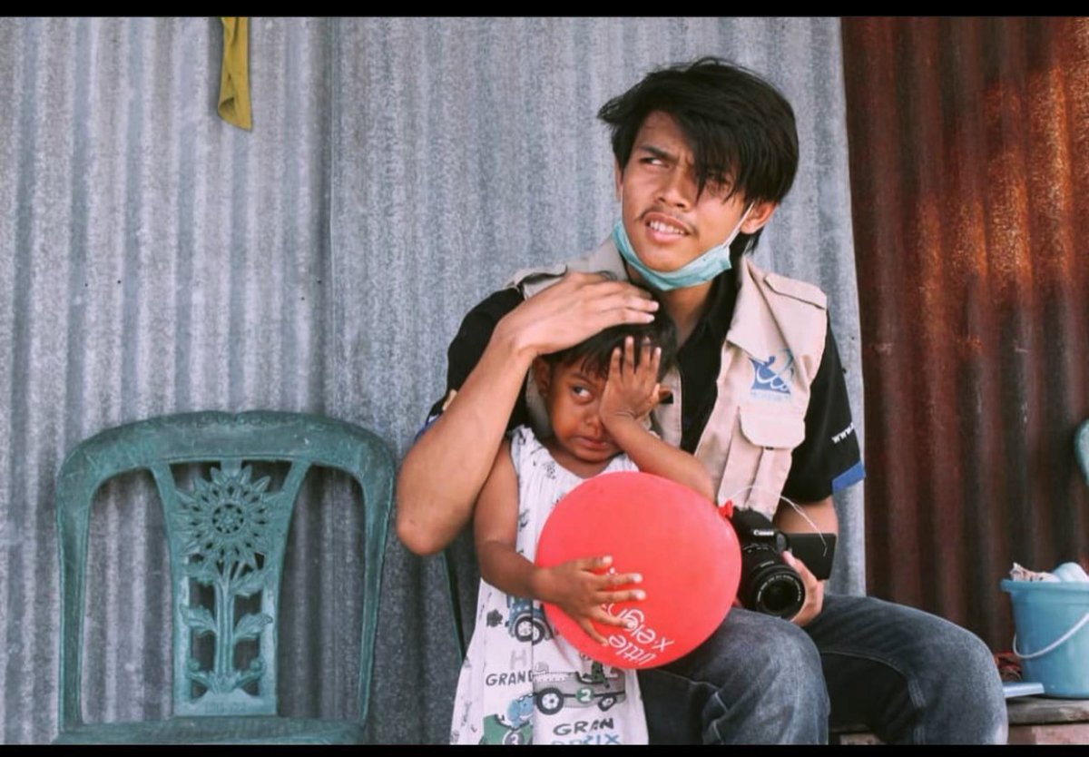 RainsRight's tweet photo. @bliblidotcom Kalo ini momen bahagia karena anak anak di sana udh mau sekolah lagi walau cuma masih di pengungsian, si adek nangis karena paling kecil di sana hehe #OPPOFindTime #DikagetinHisteria1111 https://t.co/cYTL2OFzI5