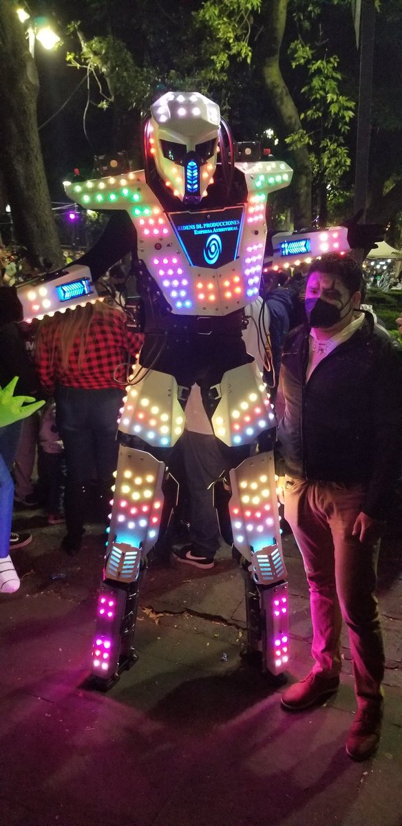 manuelhborbolla's tweet photo. Así como existe el tradicional Desfile de Día de Muertos instaurado por el 007, en Coyoacán existe el tradicional Carnaval de Día de Muertos. Gente bailando, comiendo, riendo, tomándose fotos. Recuperar la plaza pública para la alegría, pese a la pandemia. ¡Había mucha gente! https://t.co/soeaFBUU6P