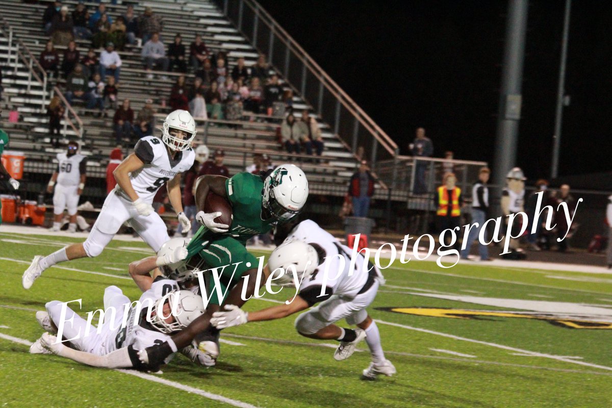 EmmaWiley's tweet photo. Great win against white oak Friday night (35-14)…up next, Sabine 💚🦅 https://t.co/I0zR52InJo