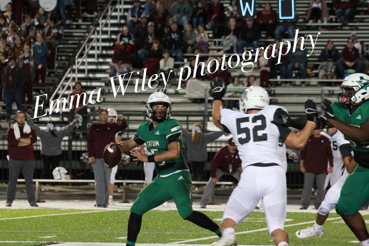 EmmaWiley's tweet photo. Great win against white oak Friday night (35-14)…up next, Sabine 💚🦅 https://t.co/I0zR52InJo