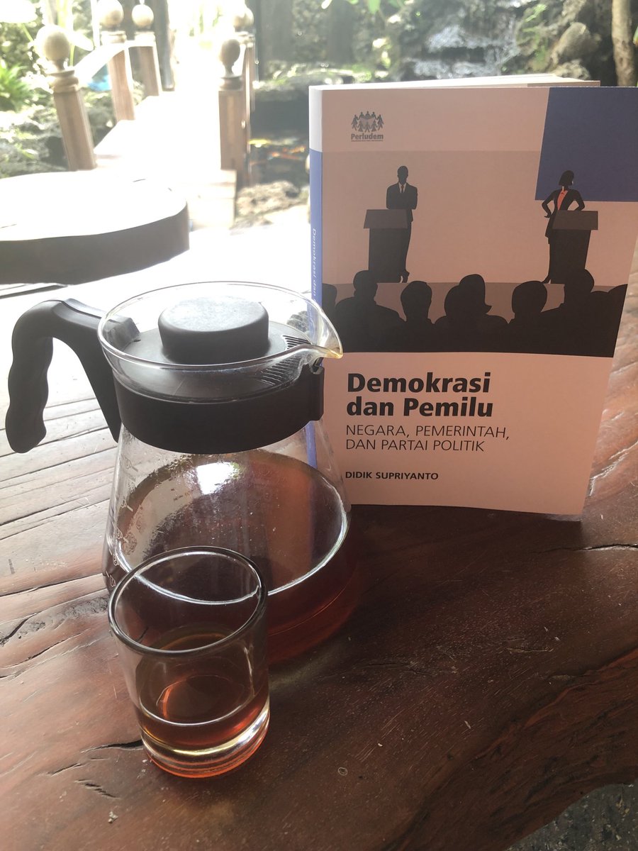 Buku dan kopi
Perpaduan yang sempurna☕️

"Demokrasi dan Pemilu" 
ramuan pemikiran dari Prof Didik Suprianto

----
⁦<a href="/titianggraini/">Titi Anggraini</a>⁩
⁦<a href="/perludem/">Perludem</a>⁩