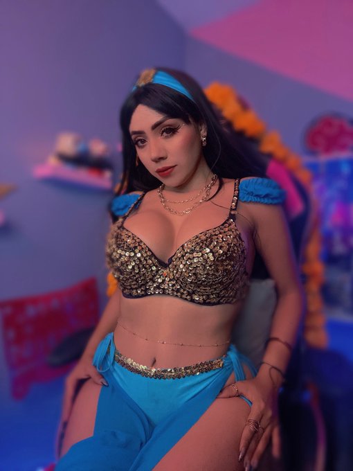 No les hab&iacute;a puesto fotito de mi disfraz bonito de este a&ntilde;o. 😳 https://t.co/MbtMMuzSkG