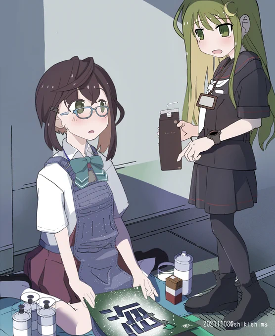 「(艤装付)艦娘通行帯」標識を補修する沖波。「古い艤装はさ、海の上でないと起動しなかったんだ。でもそれじゃ不便だから工廠の床に「海」と描いたまじないの札を貼って艤装を騙して動かしてたんだよ。今の艤装は札も不要だけど、この表記だけは伝統として今も残ってるってわけさ。めでたしめでたし 
