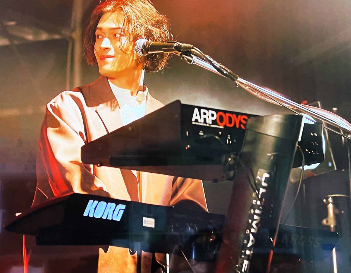 SparklingShinya's tweet photo. 本日、THREE1989メジャー1stフルアルバム“Director's Cut”リリース日🎌🕺🕺🏻🕺🏼🎌
大型テレビでアルバム付属のBluRay視聴中👀
今年の春のことだけど、あまりに良すぎて2曲目ですでにウルウルしてる…☂️
#DirectorsCut
#THREE1989BESTLiveTour2021
#DontForgetDancing
#LIQUIDROOM https://t.co/R15qPQXqrK