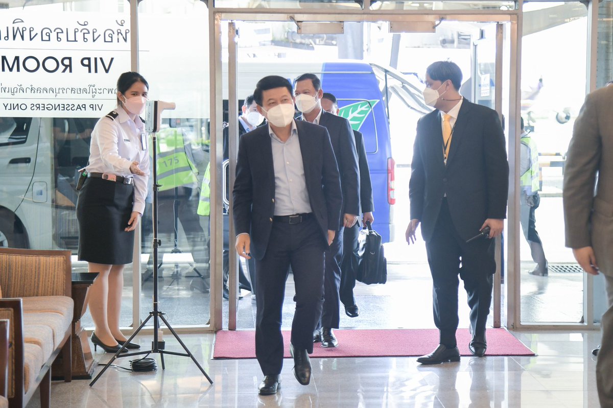 MFAThai's tweet photo. นายสะเหลิมไซ กมมะสิด รมต.กต. สปป. ลาว เดินทางถึงประเทศไทยเพื่อเข้าร่วมการประชุมคณะกรรมาธิการร่วม (Joint Commission: JC) ว่าด้วยความร่วมมือทวิภาคีไทย🇹🇭 - ลาว🇱🇦 ครั้งที่ ๒๒ ที่กรุงเทพฯ ระหว่าง ๓-๔ พ.ย. ๖๔ เพื่อผลักดันความร่วมมือสองประเทศให้ก้าวหน้าเป็นรูปธรรม https://t.co/HdeJTGbjbz