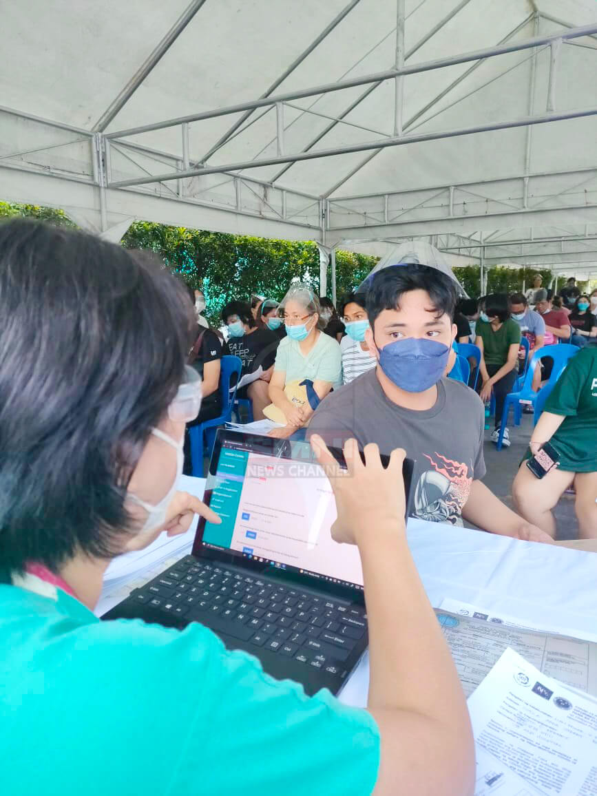 smninews's tweet photo. Mass vaccination para sa mga edad 12 hanggang 17 yrs old, sinimulan nang bakunahan sa Sta.Ana hospital.

Tinatayang nasa 500 hanggang 1,000 na menor de edad ang mababakunahan ngayong araw. https://t.co/UFN0hiTxPD