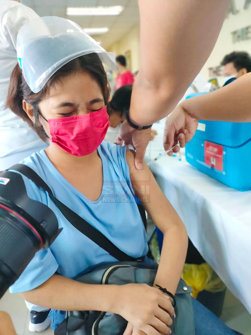 smninews's tweet photo. Mass vaccination para sa mga edad 12 hanggang 17 yrs old, sinimulan nang bakunahan sa Sta.Ana hospital.

Tinatayang nasa 500 hanggang 1,000 na menor de edad ang mababakunahan ngayong araw. https://t.co/UFN0hiTxPD