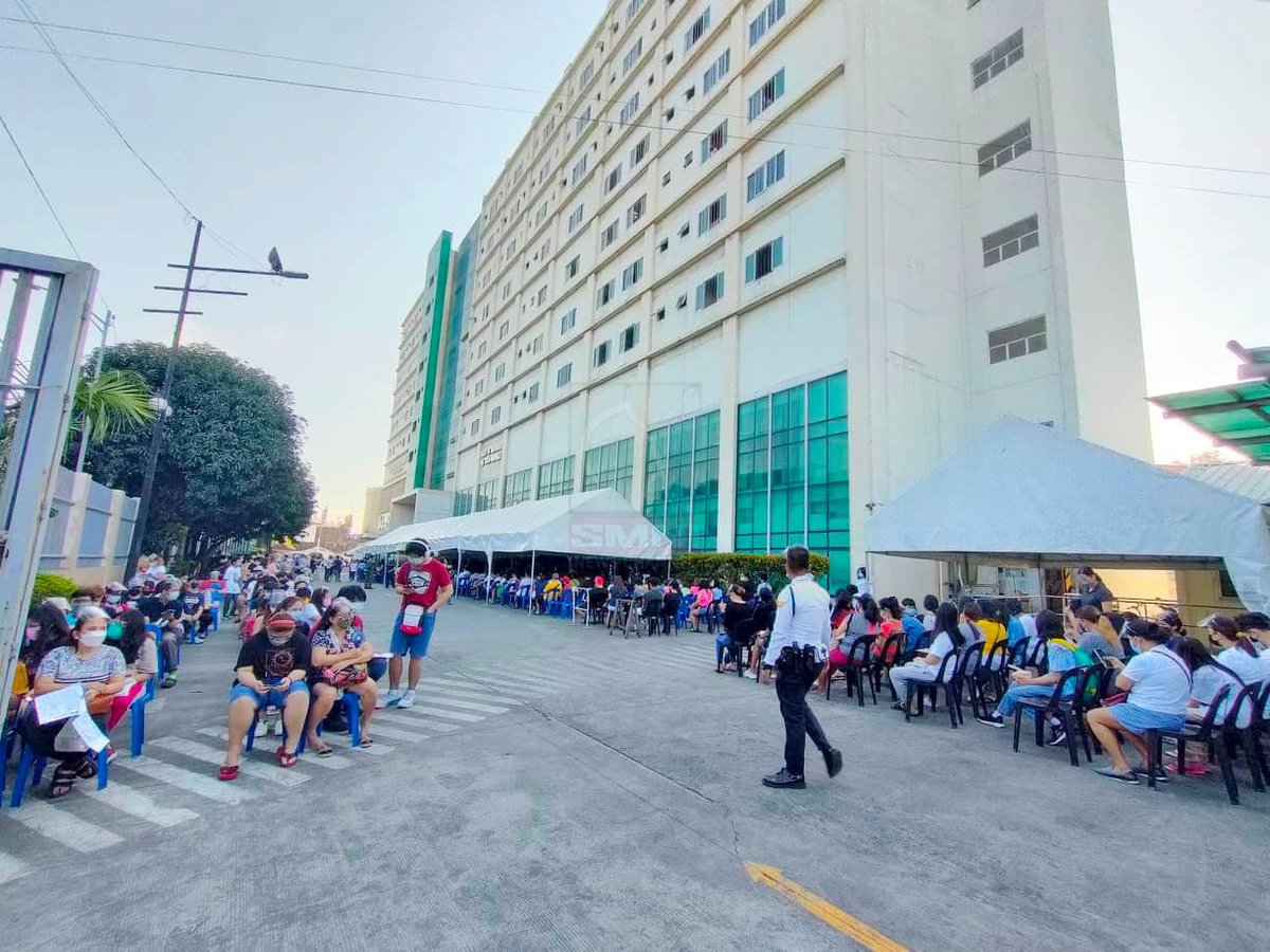 smninews's tweet photo. Mass vaccination para sa mga edad 12 hanggang 17 yrs old, sinimulan nang bakunahan sa Sta.Ana hospital.

Tinatayang nasa 500 hanggang 1,000 na menor de edad ang mababakunahan ngayong araw. https://t.co/UFN0hiTxPD