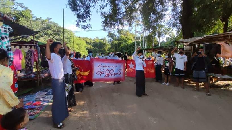 Main strike from Latpadaung taung, SarLinGyi and Monywa students union join forces to protest against military dictatorship while shouting slogans "battle for peace"!
#UN_TimeForAction
#Nov3Coup  
#WhatsHappeningInMyanmar