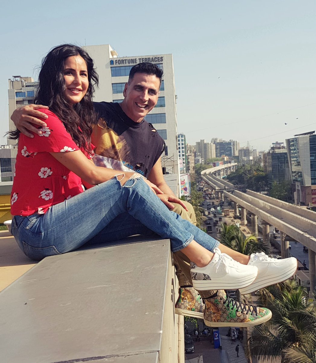 akshaykumar's tweet photo. Mr. and Mrs. #Sooryavanshi soaking up some ☀️ while waiting for 5th November.

#2DaysToSooryavanshi  #BackToCinemas https://t.co/zeuahaNqje