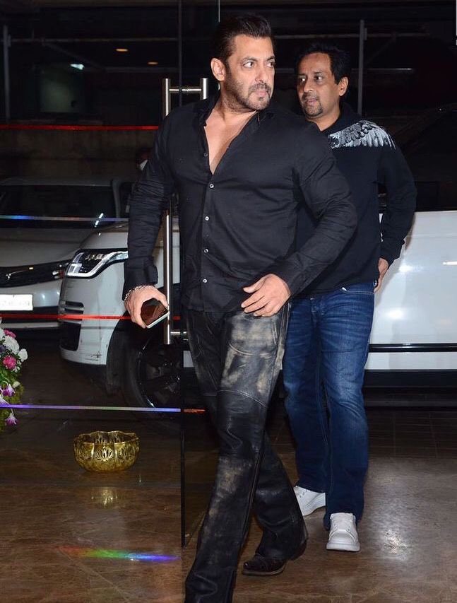Savendra19's tweet photo. Megastar #Salmankhan at #RameshTurani's house for Diwali 
Celebration. https://t.co/kKAUsPkIEu