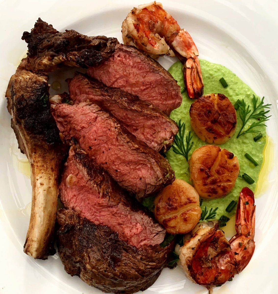 ComeGrillWithMe's tweet photo. It’s just me… surfing and turfing through my week again. Grilled Ribeye Steak, Scallops and Prawns on a bed of Garlic Pea Mash. 🏄🏻‍♀️🤗 https://t.co/BYtkkHh20n