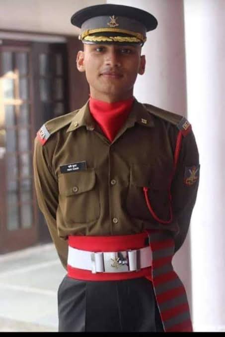 imUrBIGJ's tweet photo. Lieutenant Rishi Kumar died in landmine bomb blast . He has joined army just a year before, He was just 23 same as ARYAN KHAN but mo media covers it. Dark side of our india.  Salute to the brave man 🇮🇳🙌🏻🙏🏼

condolence to martyred lieutenant family 🇮🇳 https://t.co/2WTjUw9zCq