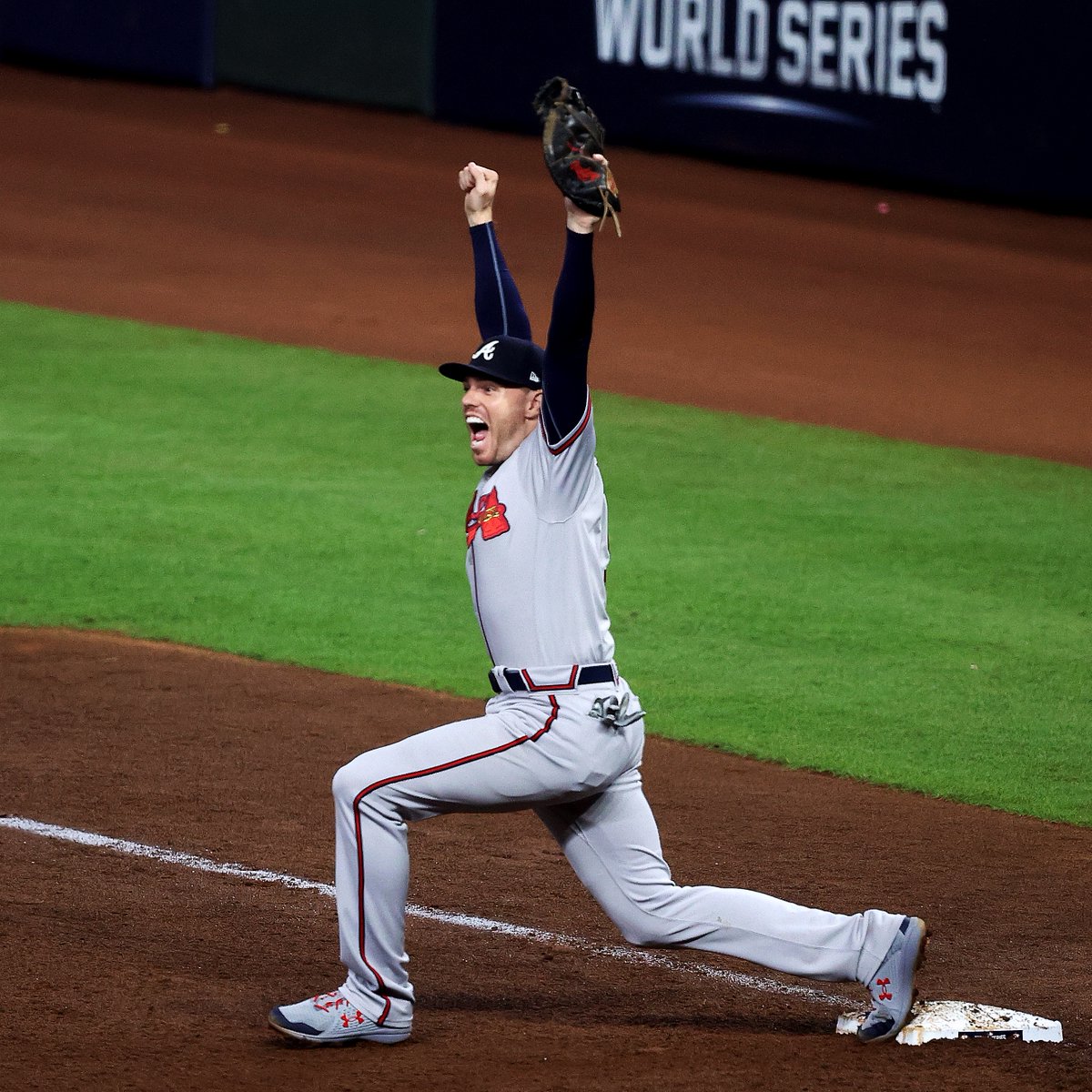 PlayersTribune's tweet photo. Freddie got his ring y'all. 💍 #WorldSeries https://t.co/kMeyU7q9Yu