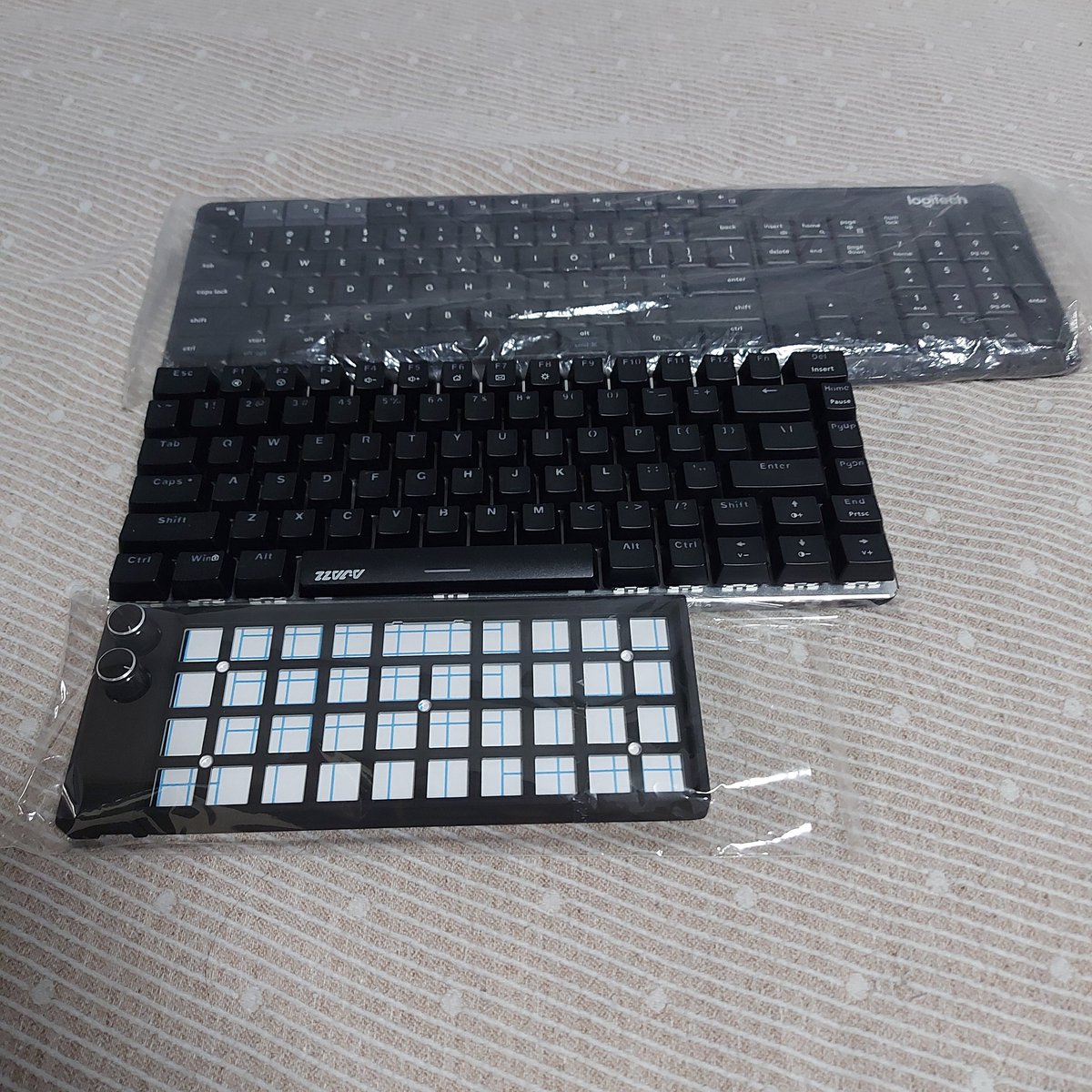 DJSerjaySvek's tweet photo. Got myself the Pabile P42 mechanical keyboard and am waiting for the switches and keycaps to complete it.
Top to bottom:
- Logitech of unknown model (100% keyboard)
- Ajazz AK33 (75%)
- Pabile P42 (40%)
#SerjaySvek #Pabile #MechanicalKeyboard #Keyboard #Logitech #Ajazz https://t.co/qrlp6mbixp