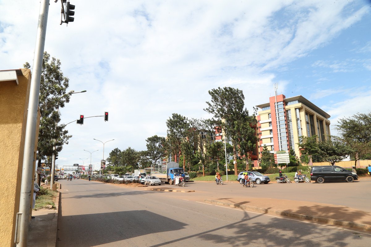 In a space of two years, over 12 signalised junctions have been constructed in the City. The @KCCAUG anticipates that the improved infrastructure has enhanced mobility and will cut down on travel time, costs and increase productivity.
#Kampala4Climate 
 #KCCAatWork