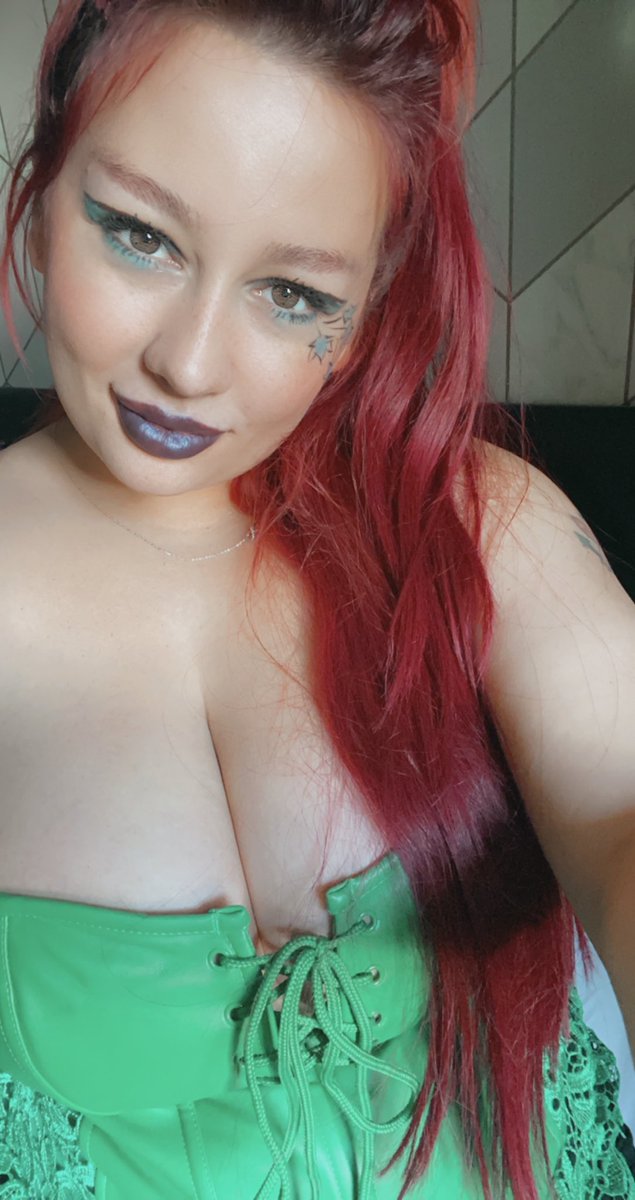 Victoria69slut's tweet photo. 🎃☠️ Happy Halloween ☠️🎃 
#Halloween #sexy #curvy #bigboobes #bigbooty #tits #cleavage #bbwgodddess #cuminmyface #bdsmlover #horny #slut #incestmom #cuckoldcleanup #creampiewife https://t.co/wmCyulgj12
