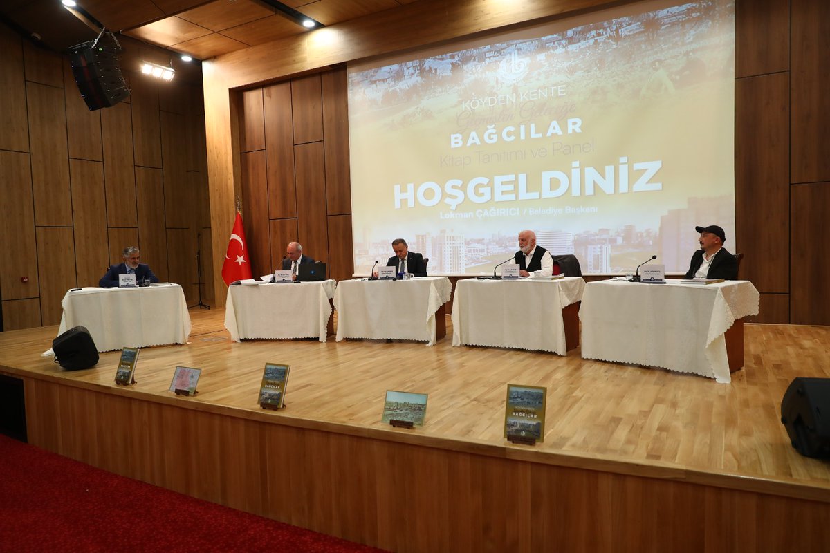 sefik_memis's tweet photo. @akolay43 ile birlikte yazdığımız "Köyden Kente, Geçmişten Geleceğe Bağcılar" kitabımızı "tarih yapanlar (@LokmanCagirici  @f_kiyiklik)" ile "tarihi yazanlar" olarak @BagcilarBld tarafından düzenlenen panelde @ekremkiziltas moderatörlüğünde konuştuk. https://t.co/R50xFeL6rQ