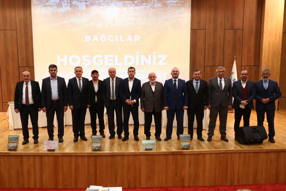 sefik_memis's tweet photo. @akolay43 ile birlikte yazdığımız "Köyden Kente, Geçmişten Geleceğe Bağcılar" kitabımızı "tarih yapanlar (@LokmanCagirici  @f_kiyiklik)" ile "tarihi yazanlar" olarak @BagcilarBld tarafından düzenlenen panelde @ekremkiziltas moderatörlüğünde konuştuk. https://t.co/R50xFeL6rQ