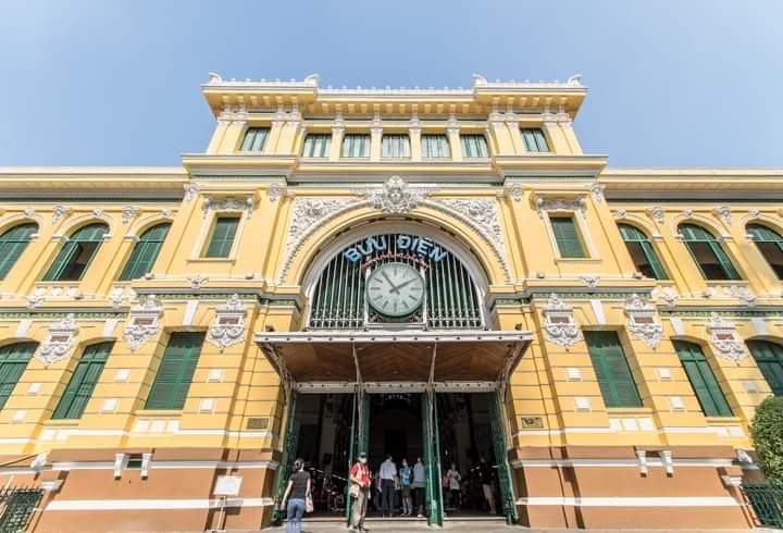 ViettinT's tweet photo. The historic, very well-preserved #SaigonCentralPostOffice is perhaps the grandest post office in #SoutheastAsia. Built between 1886 and 1891 by renowned architect #GustaveEiffel, the vaulted roof and arched windows are reminiscent of early European railway stations. https://t.co/DfDkbSU2h9