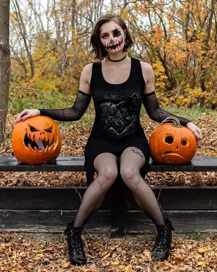 owlliecat's tweet photo. Back on Twitter after.... 3 years? Lol well here's some late Halloween photos. 🙃🎃 https://t.co/mKFdTipsQf