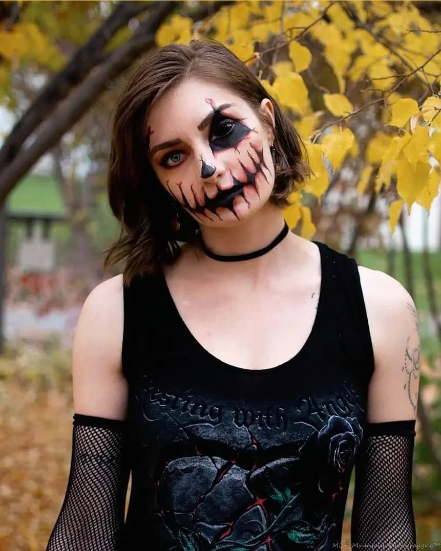 owlliecat's tweet photo. Back on Twitter after.... 3 years? Lol well here's some late Halloween photos. 🙃🎃 https://t.co/mKFdTipsQf