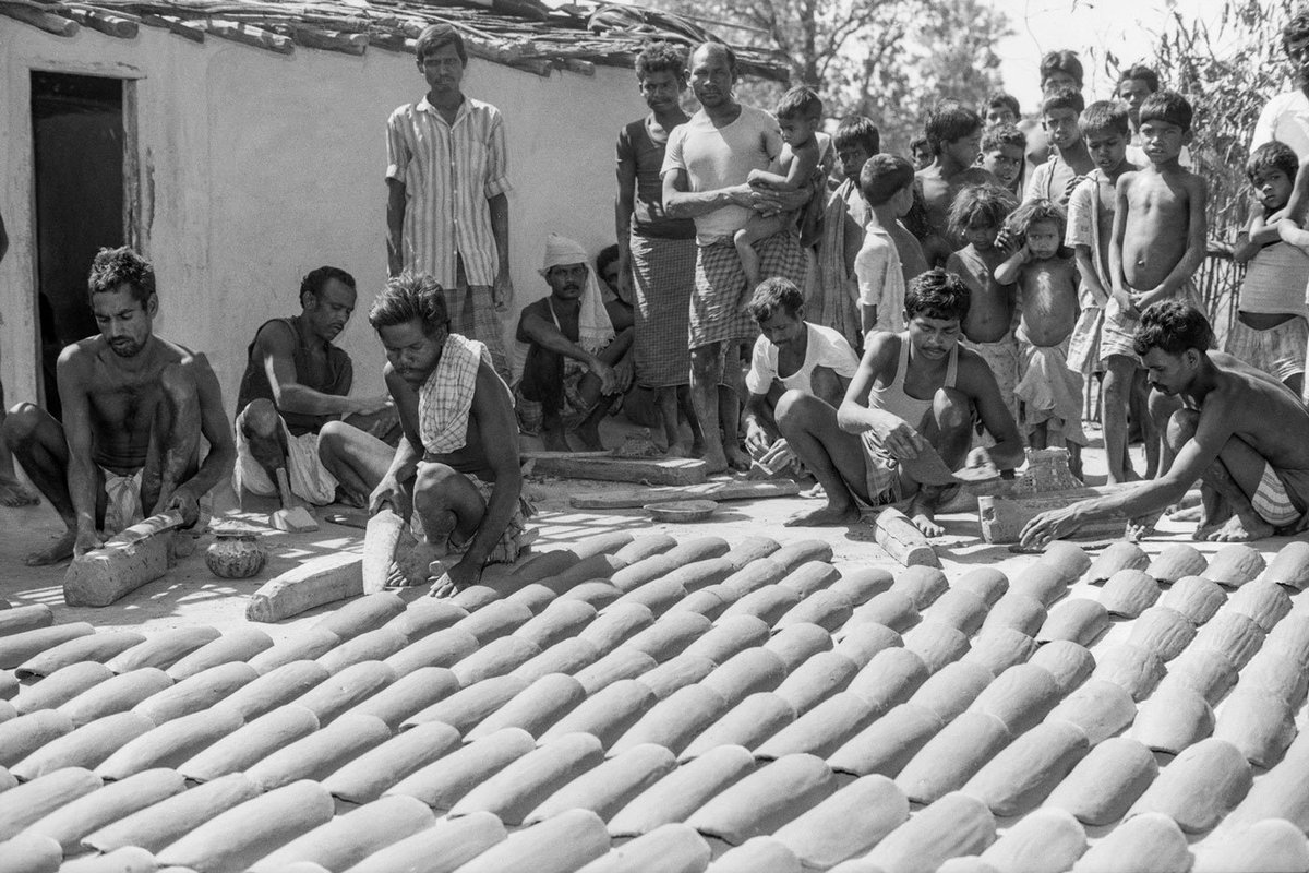 PSainath_org's tweet photo. 1/4. The entire Bamdabhaisa mohalla had turned out to help make tiles for Nahakul Pando. And in a show of solidarity, were working gratis – if you overlooked the small quantities of home-made wine that Nahakul passed around. Story link at end of thread.
#loan #debt #ruralindia https://t.co/SJe67163g7