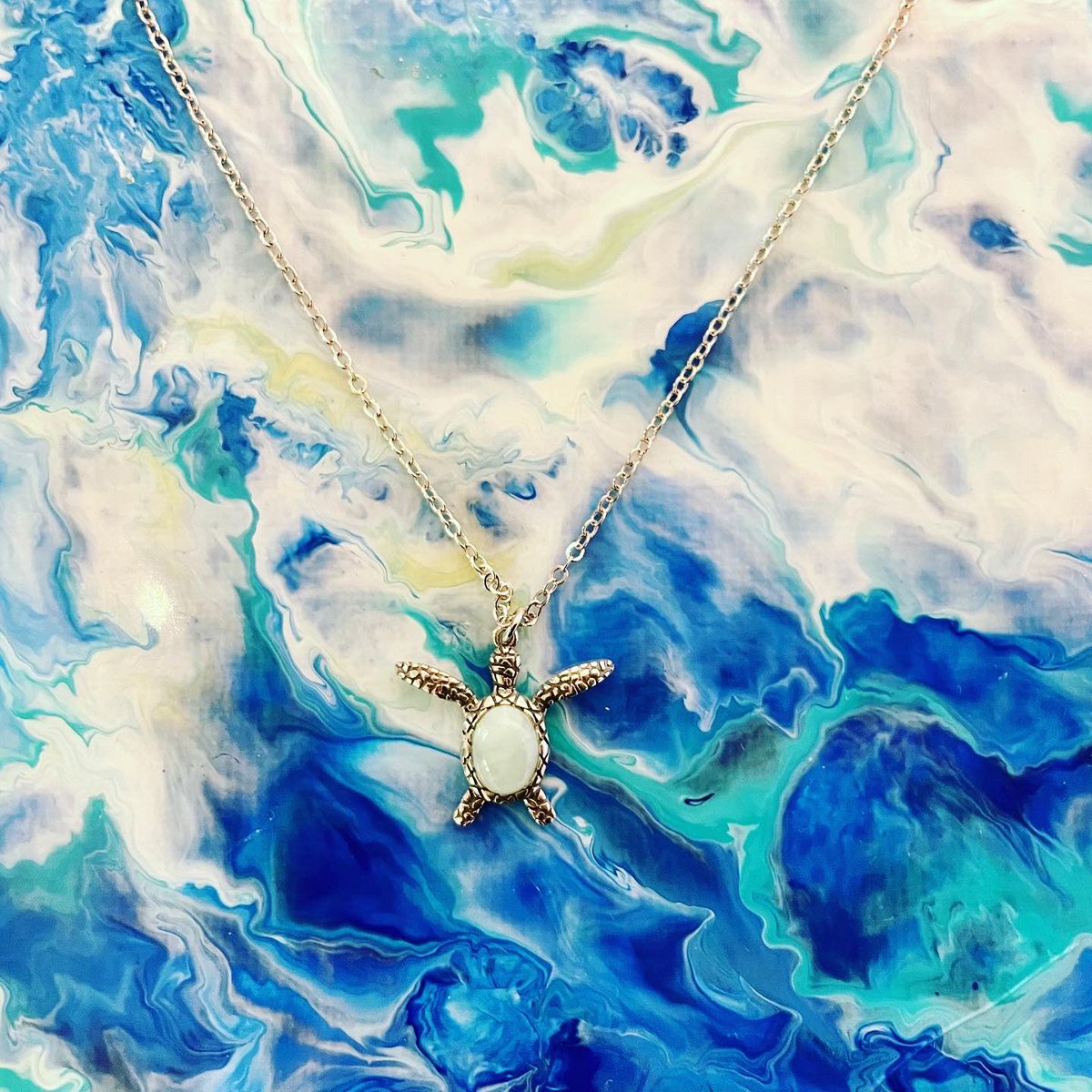 pmqhkdesign's tweet photo. 【Ocean Says. Art Exhibition】
クリエイター、Yucca Wongは香港の海とバルト海のつながりを見つけ、海をテーマにした「Ocean Says.」を開催し、PMQにポップアップストアをオープン。ここでは来る人みんなが海の会話に耳を傾けることができます。

Details: 10.21 - 11.22, 12- 8pm, S313 - 314 PMQ https://t.co/FMl50EXoNi