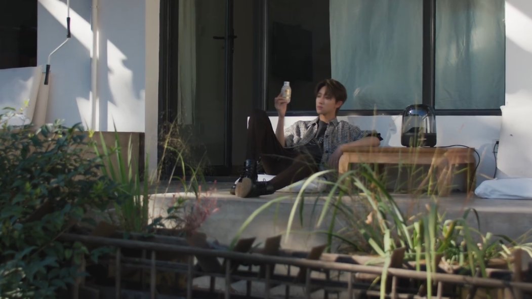 haovenue's tweet photo. the vibe screams minghao all over, it suits him so well #디에잇 https://t.co/hJTjhkJMKB