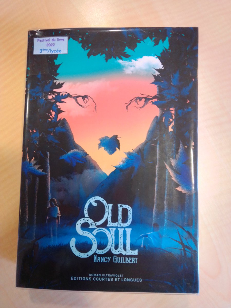festlivrejeune's tweet photo. Coup de ♥️ de notre présidente : "Old soul" de #NancyGuilbert #éditionsCourtesEtLongues 🐺 Sélection du @festlivrejeune 2022 🍁un roman bouleversant : destins croisés, nature sauvage, violences familiales, espoir #Canada #loup #maltraitance https://t.co/MXd5MQNWIi