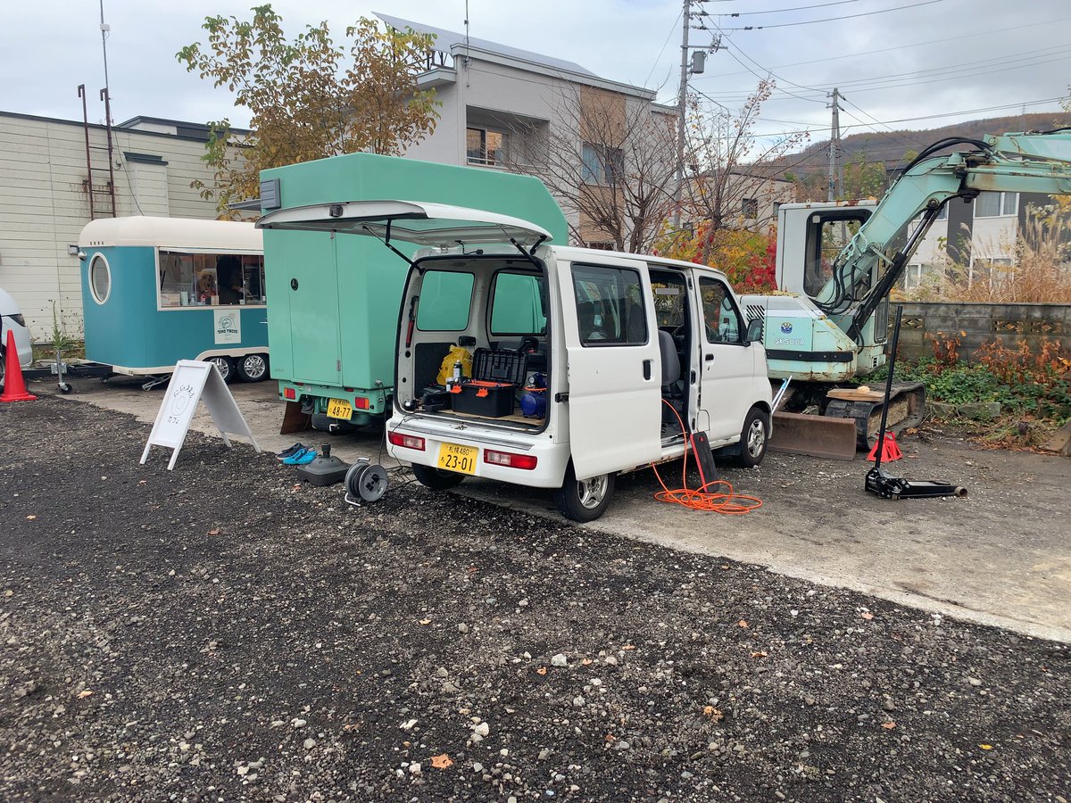 NAOPERIA's tweet photo. 昼はクレープとタコス
今日はキッチンカー3台で
11時〜23時の12時間営業〜
限定クレープ狙いで早め行ってゲット〜
札幌中古車モナークがタイヤ交換やってくれますよ〜
#DECODERI #タイヤ交換
#キッチンカー #中古車販売
#小樽
#小樽クレープ
#クレープ
#DECOBACO
#BETSUBARA https://t.co/O7funwDJe2